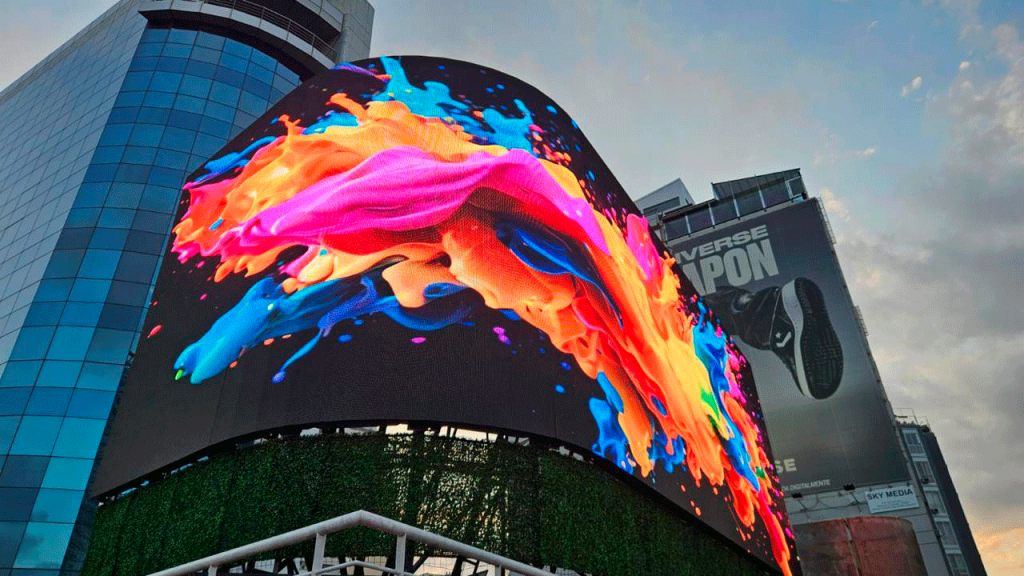 Qué revisar antes de instalar una pantalla LED para publicidad en vía pública: brillo, certificación IP65 y pixel pitch correctos.