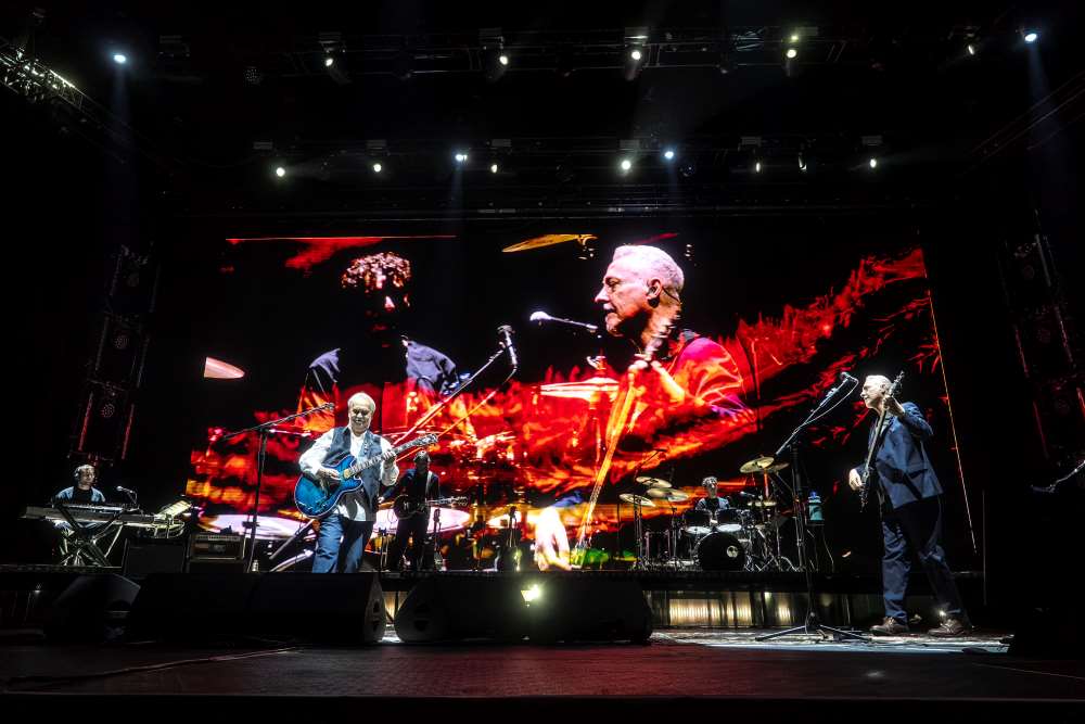 Cómo las pantallas LED amplifican la experiencia en shows como el regreso de Serú Girán al Movistar Arena. Jupiter LED, proveedor de los principales venues.