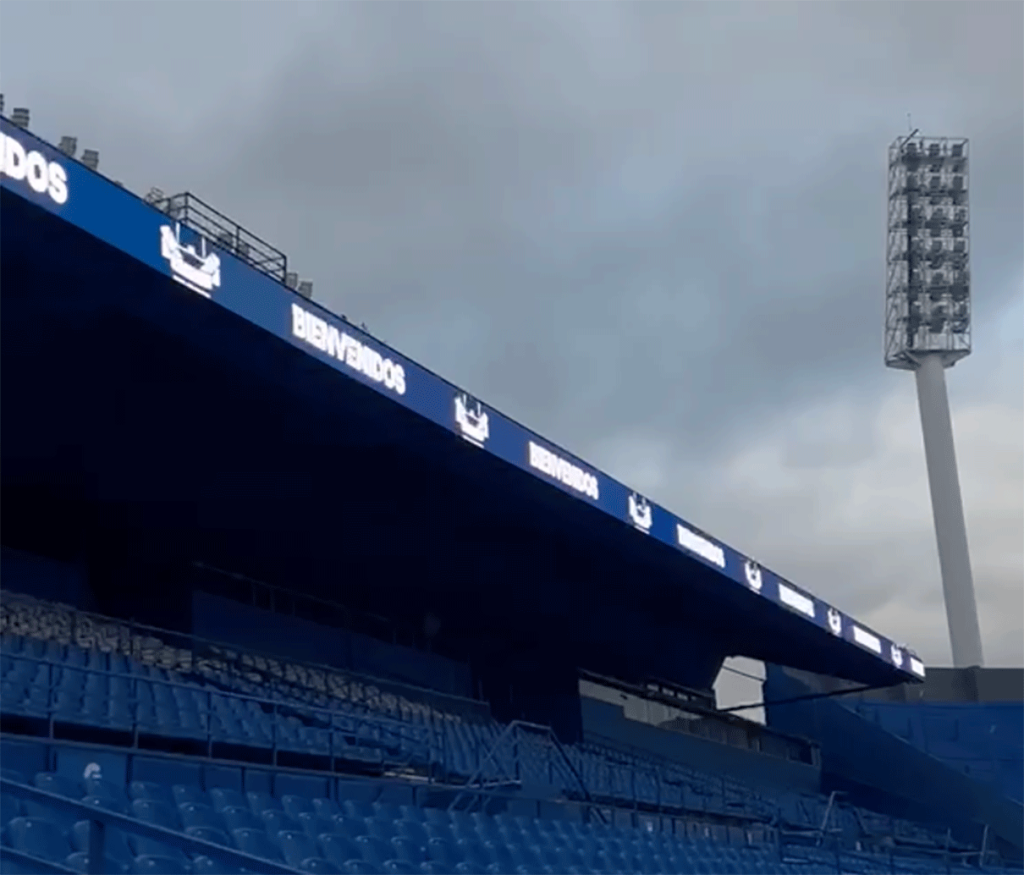 Vélez sumó pantallas LED de 100 metros en cada lateral de platea y una pantalla principal de 150 metros en la cabecera de la Popular. Un repaso de qué hace cada una y qué exige una instalación fija de este tipo.