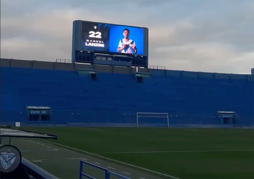 Vélez sumó pantallas LED de 100 metros en cada lateral de platea y una pantalla principal de 150 metros en la cabecera de la Popular. Un repaso de qué hace cada una y qué exige una instalación fija de este tipo.